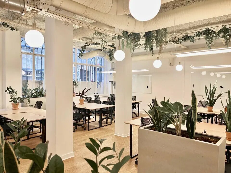 Office in Paris for lease Interior Photo- Image 1 of 2