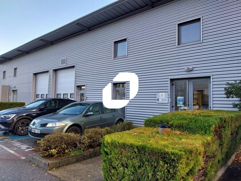 Flex in Lyon for lease - Building Photo - Image 3 of 11
