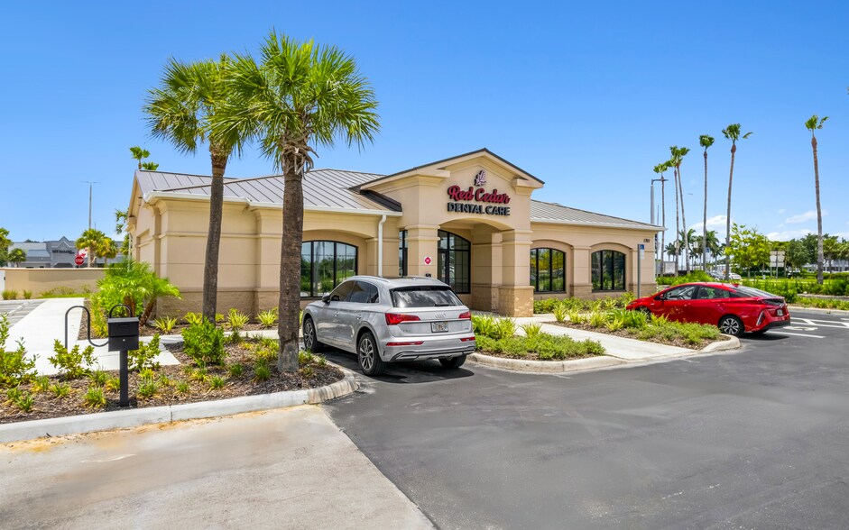 1701 Boy Scout Dr, Fort Myers, FL à vendre - Photo du bâtiment - Image 1 de 4