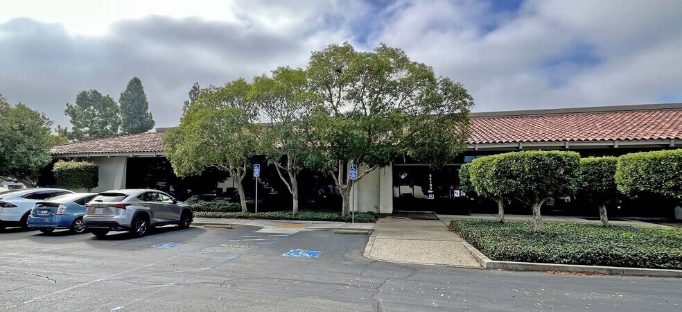 44193 S Grimmer Blvd, Fremont, CA à louer - Photo du bâtiment - Image 3 de 5
