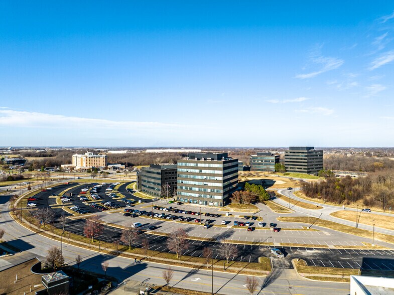 7501 NW Tiffany Springs Pky, Kansas City, MO à vendre - Aérien - Image 3 de 4