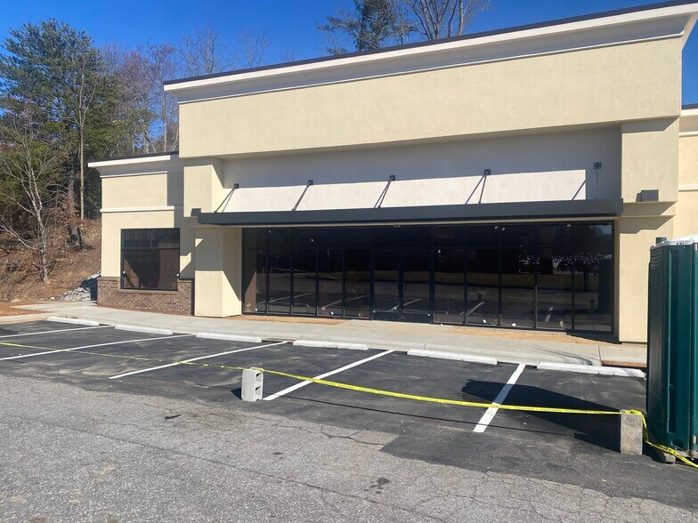 91 Marketplace Ln, Candler, NC à louer - Photo du bâtiment - Image 3 de 6