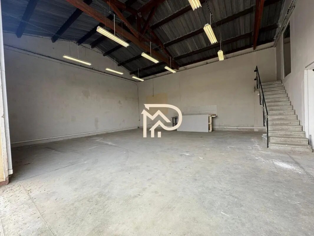 Flex in Aubagne for lease Interior Photo- Image 1 of 5
