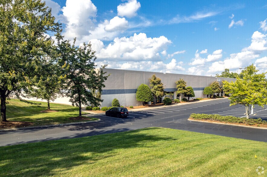 100 Forsyth Hall Dr, Charlotte, NC à louer - Photo du bâtiment - Image 2 de 4