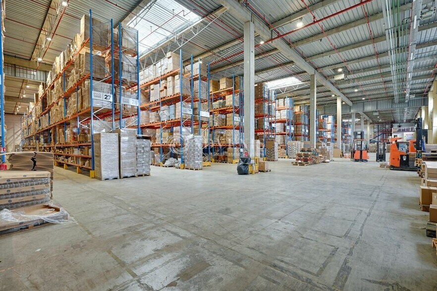Industrial in Marly-la-Ville for lease - Building Photo - Image 1 of 5