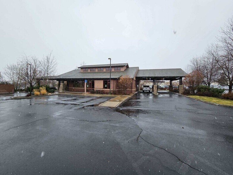 735 NE Purcell Blvd, Bend, OR à louer - Photo du bâtiment - Image 2 de 4