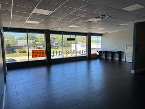 1570 Old Country Rd, Westbury, NY for lease Interior Photo- Image 2 of 7