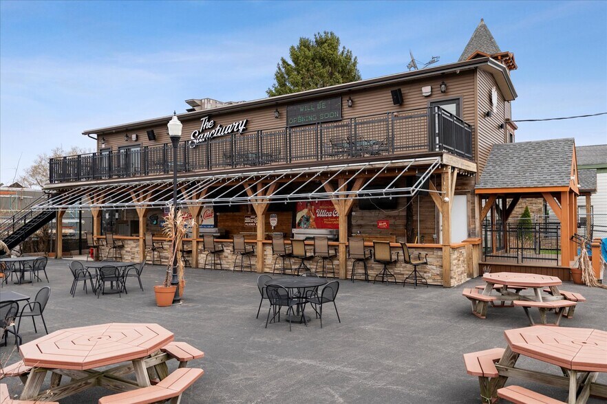 728 Court St, Utica, NY à vendre - Photo du bâtiment - Image 3 de 49