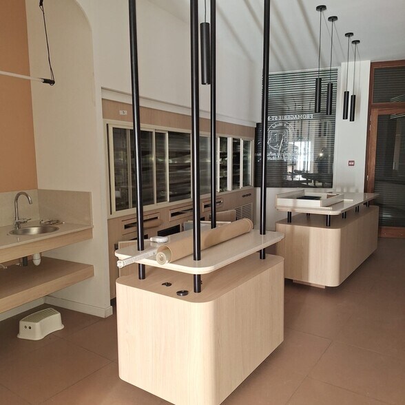 Retail in Bourgoin Jallieu for lease - Interior Photo - Image 3 of 8