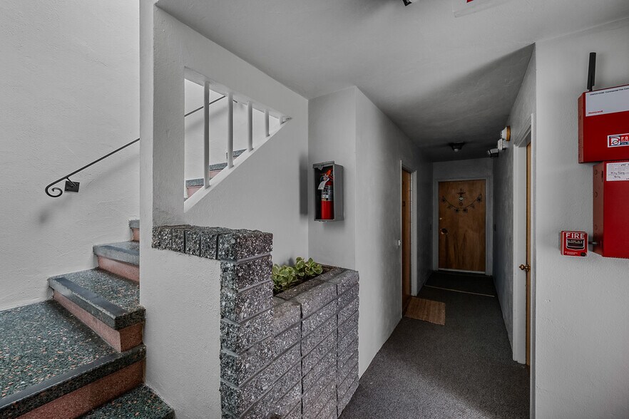 695 48th Ave, San Francisco, CA à vendre - Photo intérieure - Image 2 de 8