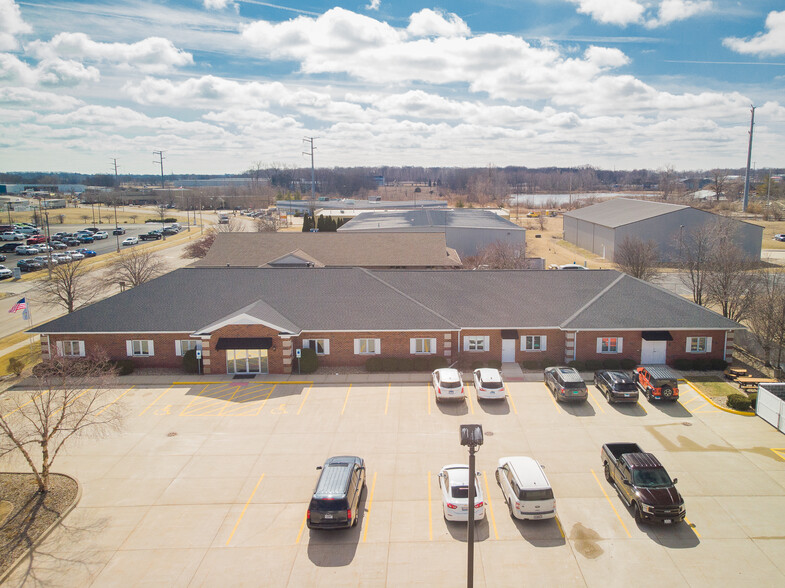 1605 Commerce Pky, Bloomington, IL for lease - Primary Photo - Image 1 of 29