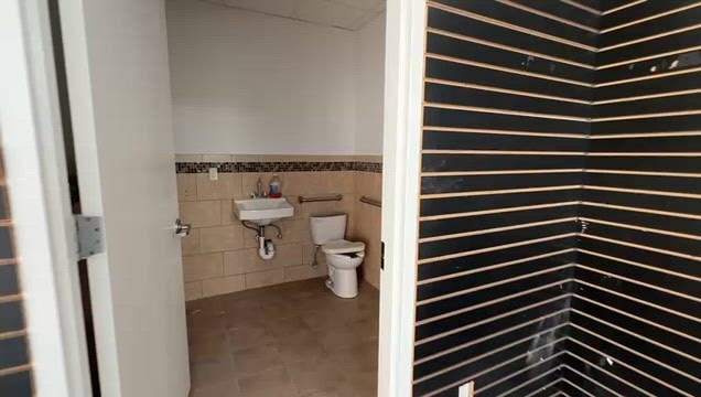 411 Jericho Tpke, New Hyde Park, NY for lease - Commercial Listing Video - Image 2 of 24