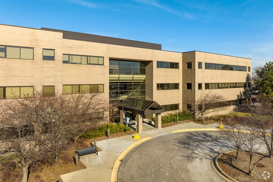 11900 E Twelve Mile Rd, Warren, MI à louer - Photo du bâtiment - Image 3 de 6