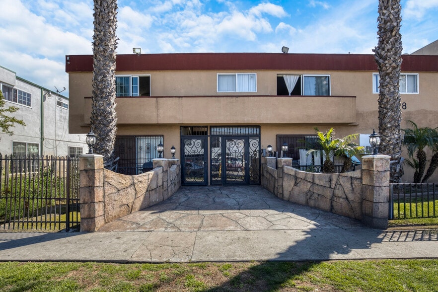 2718 S Cochran Ave, Los Angeles, CA for sale - Primary Photo - Image 1 of 36