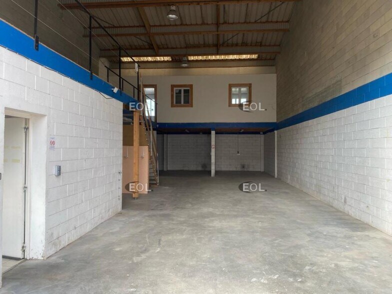 Flex in Morainvilliers for lease - Interior Photo - Image 2 of 6