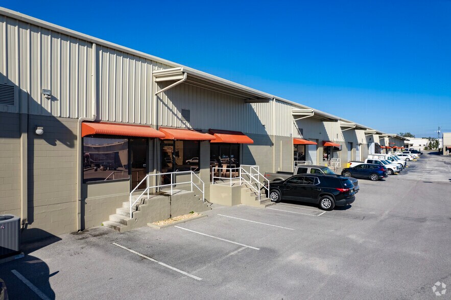5112-5144 Le Tourneau Cir, Tampa, FL à louer - Photo du bâtiment - Image 2 de 6