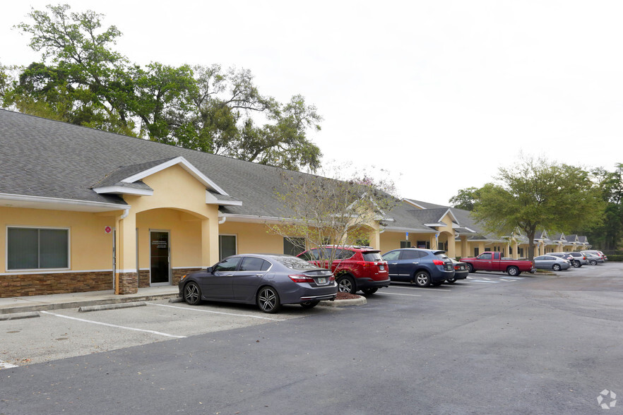 403-417 Lithia Pinecrest Rd, Brandon, FL for lease - Building Photo - Image 3 of 6