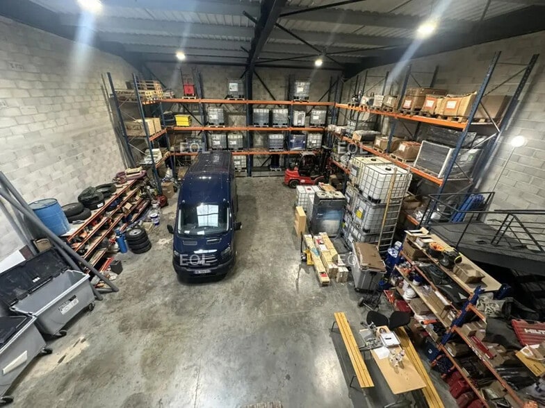 Flex in Meyreuil for lease - Interior Photo - Image 3 of 6