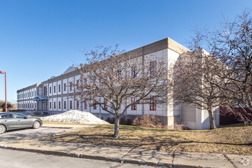275 Boul Armand-Frappier, Laval, QC for lease - Building Photo - Image 3 of 11