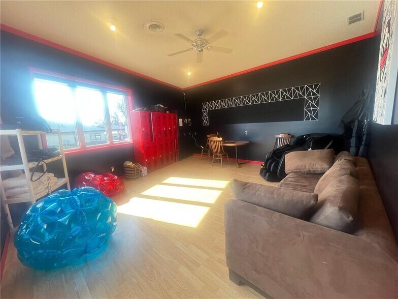 105 S Mantorville Ave, Kasson, MN à vendre - Photo intérieure - Image 2 de 32