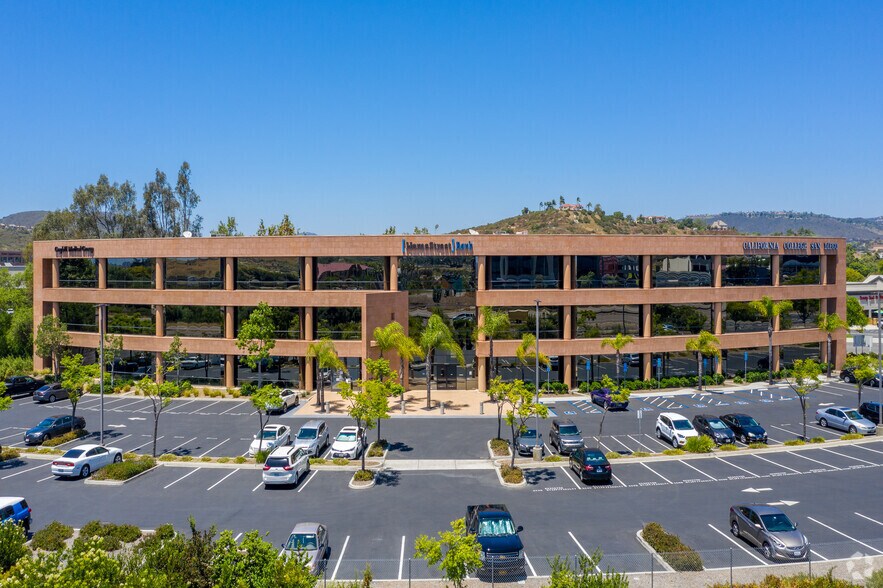 277 Rancheros Dr, San Marcos, CA à louer - Photo principale - Image 1 de 28