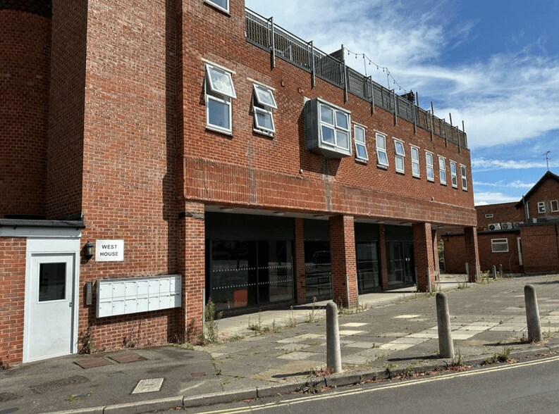 Plough Rd, Yateley à louer - Photo du bâtiment - Image 2 de 9