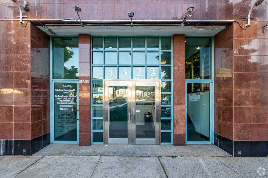 4322 50th St, Flushing, NY à vendre - Photo du bâtiment - Image 3 de 7