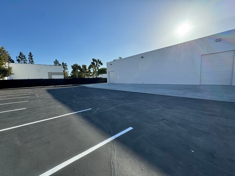 16027 Carmenita Rd, Cerritos, CA à louer - Photo du bâtiment - Image 3 de 11