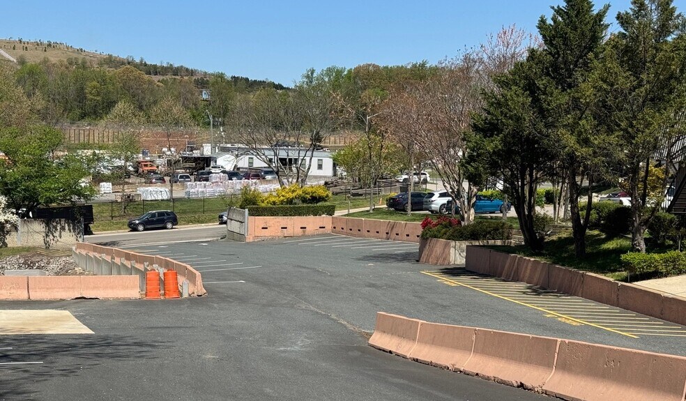 10109 Giles Run Rd, Lorton, VA à louer - Photo du bâtiment - Image 2 de 11