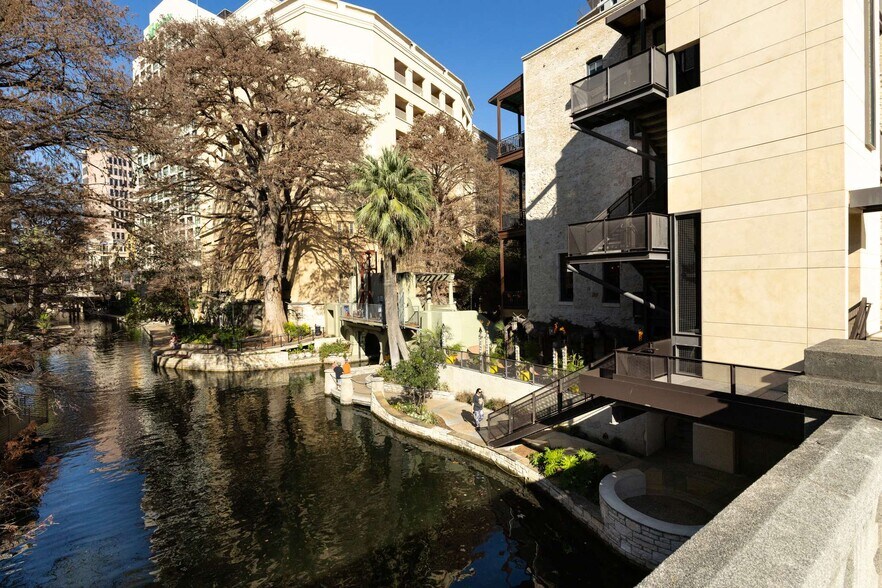 135 E Commerce St, San Antonio, TX à vendre - Photo du bâtiment - Image 3 de 8
