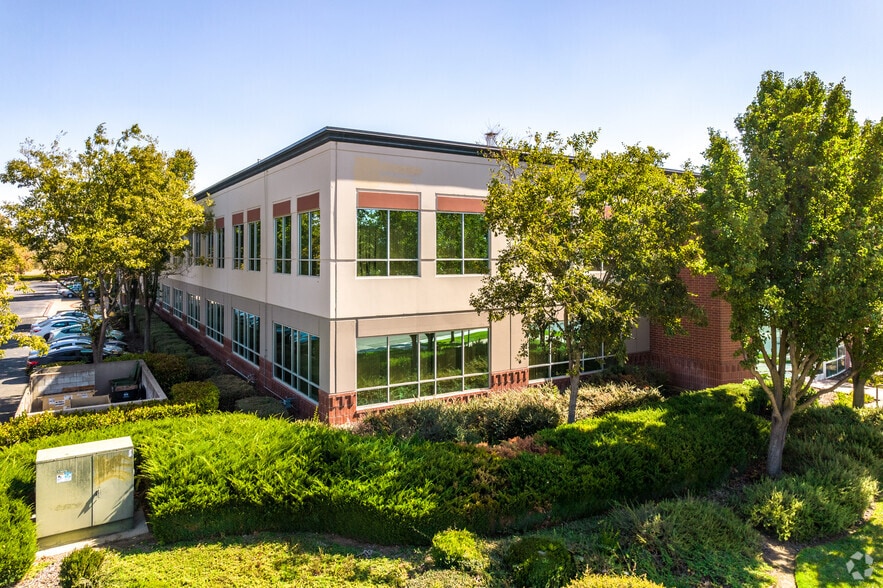 202 Cousteau Pl, Davis, CA à louer - Photo du bâtiment - Image 1 de 12