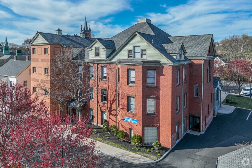 63 Pleasant St, Watertown, MA à louer - Photo du bâtiment - Image 2 de 5