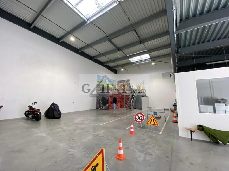 Industrial in Villeneuve-la-Garenne for lease - Building Photo - Image 3 of 12