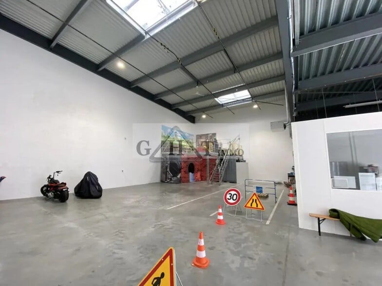 Industrial in Villeneuve-la-Garenne for lease - Interior Photo - Image 3 of 12