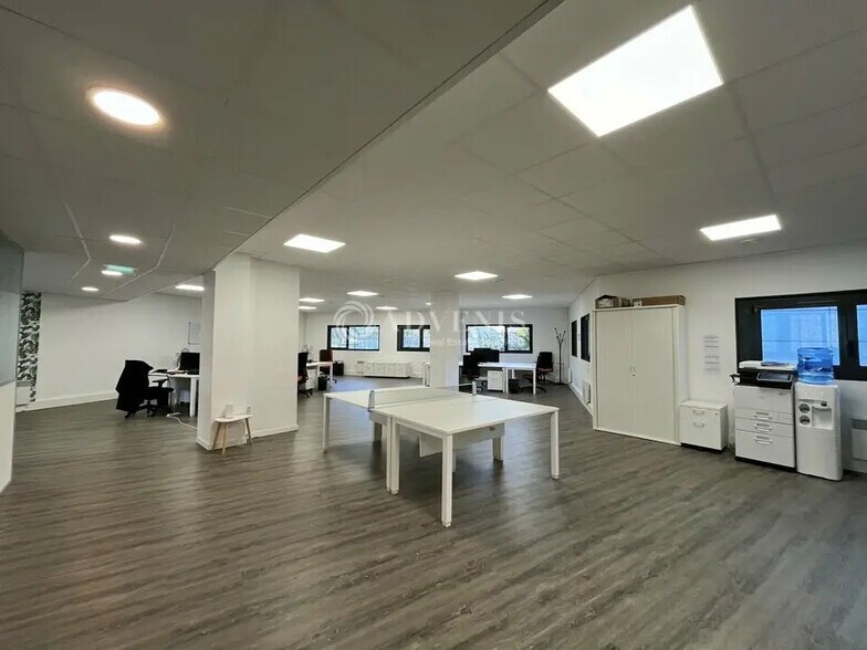 Office in Montigny-le-Bretonneux for lease - Interior Photo - Image 2 of 7