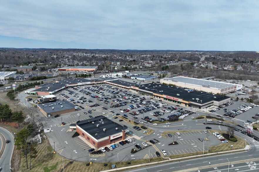 139 Endicott St, Danvers, MA à louer - Photo du bâtiment - Image 1 de 3