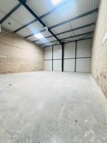 Flex in Trappes for lease - Building Photo - Image 1 of 16