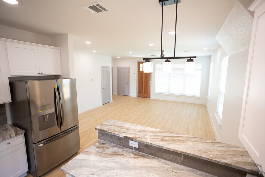 TCU Student Housing Portfolio portefeuille de 3 propriétés à vendre sur LoopNet.ca - Photo du bâtiment - Image 3 de 26