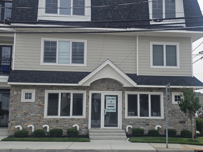 400 Oak St, Copiague, NY for lease - Building Photo - Image 1 of 21