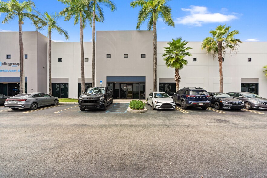 8305 NW 27th St, Doral, FL à louer - Photo du bâtiment - Image 2 de 18