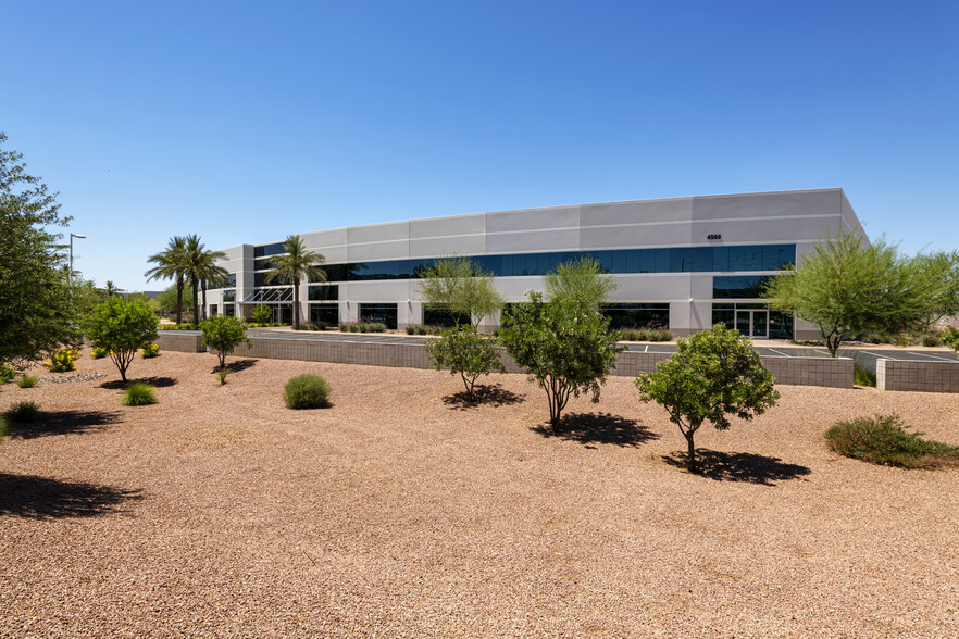 4500 E Cotton Center Blvd, Phoenix, AZ à louer - Photo du bâtiment - Image 1 de 3