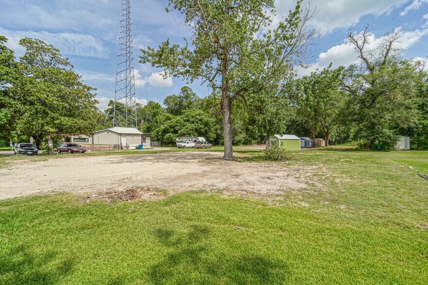 26242 FM 2090 Rd, Splendora, TX à vendre - Photo principale - Image 1 de 23