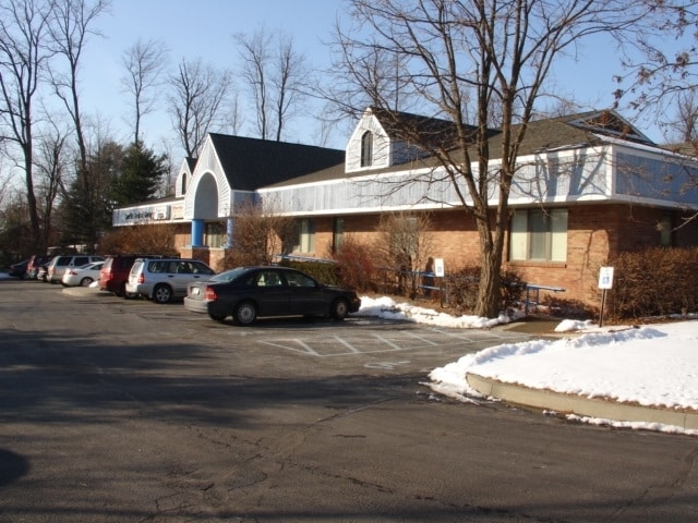 2 Chelsea Pl, Clifton Park, NY for sale - Building Photo - Image 3 of 103