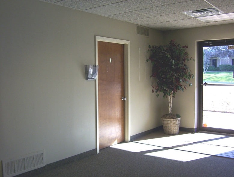 1720 Westminster St, Denton, TX for lease - Interior Photo - Image 2 of 4