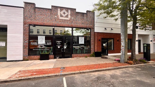 19 W Main St, Bay Shore, NY à vendre - Photo du bâtiment - Image 3 de 8