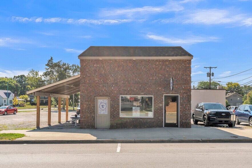 118 E Main St, Albion, IN à vendre - Photo du bâtiment - Image 2 de 29