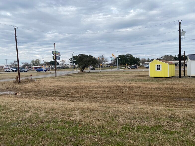 1520 Sutherland Springs Rd, Floresville, TX à vendre - Photo du bâtiment - Image 2 de 3