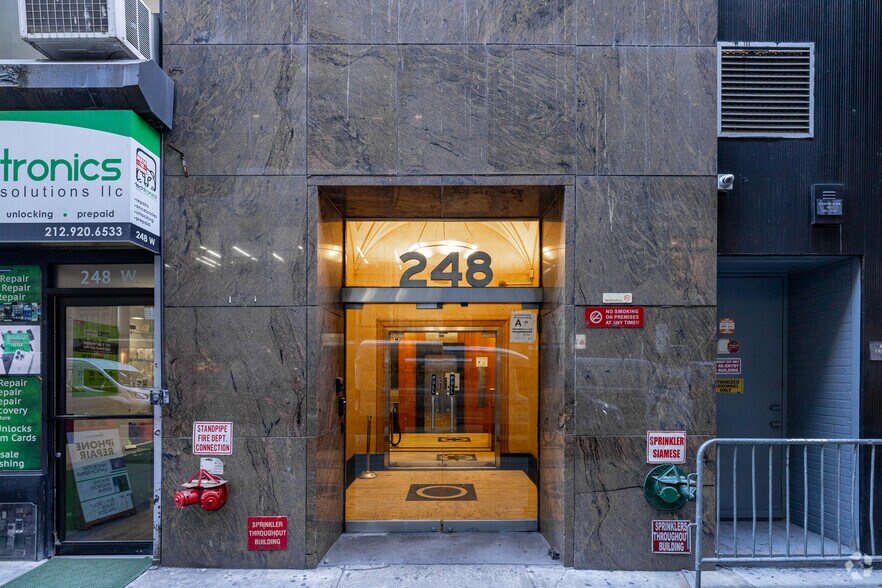 248 W 35th St, New York, NY à louer - Photo du bâtiment - Image 3 de 5