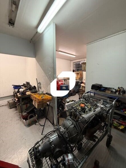 Flex in Morainvilliers for lease - Interior Photo - Image 3 of 6