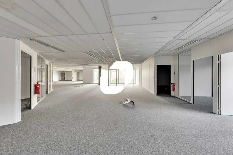 Bureau dans Saint-Denis à louer - Photo du bâtiment - Image 2 de 25